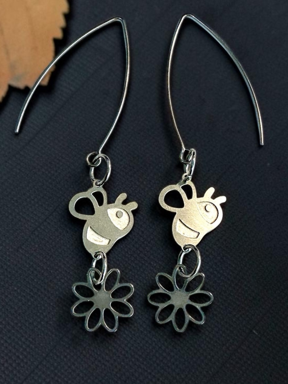 🆕 Bees Leaving Flowers Dangle Earrings